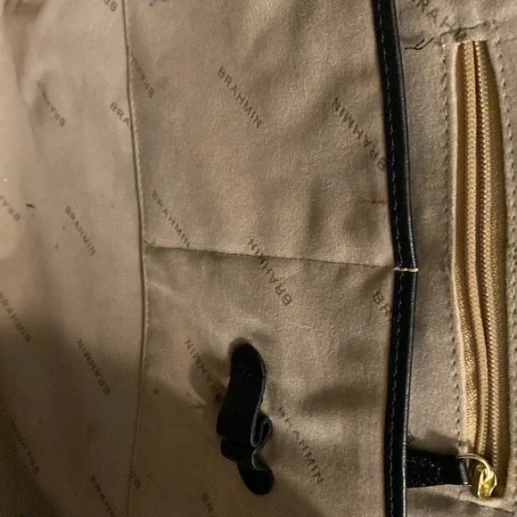 Beautiful leather Brahmin bag. Two zippers on top and 4 pockets on the inside. - Picture 6 of 10